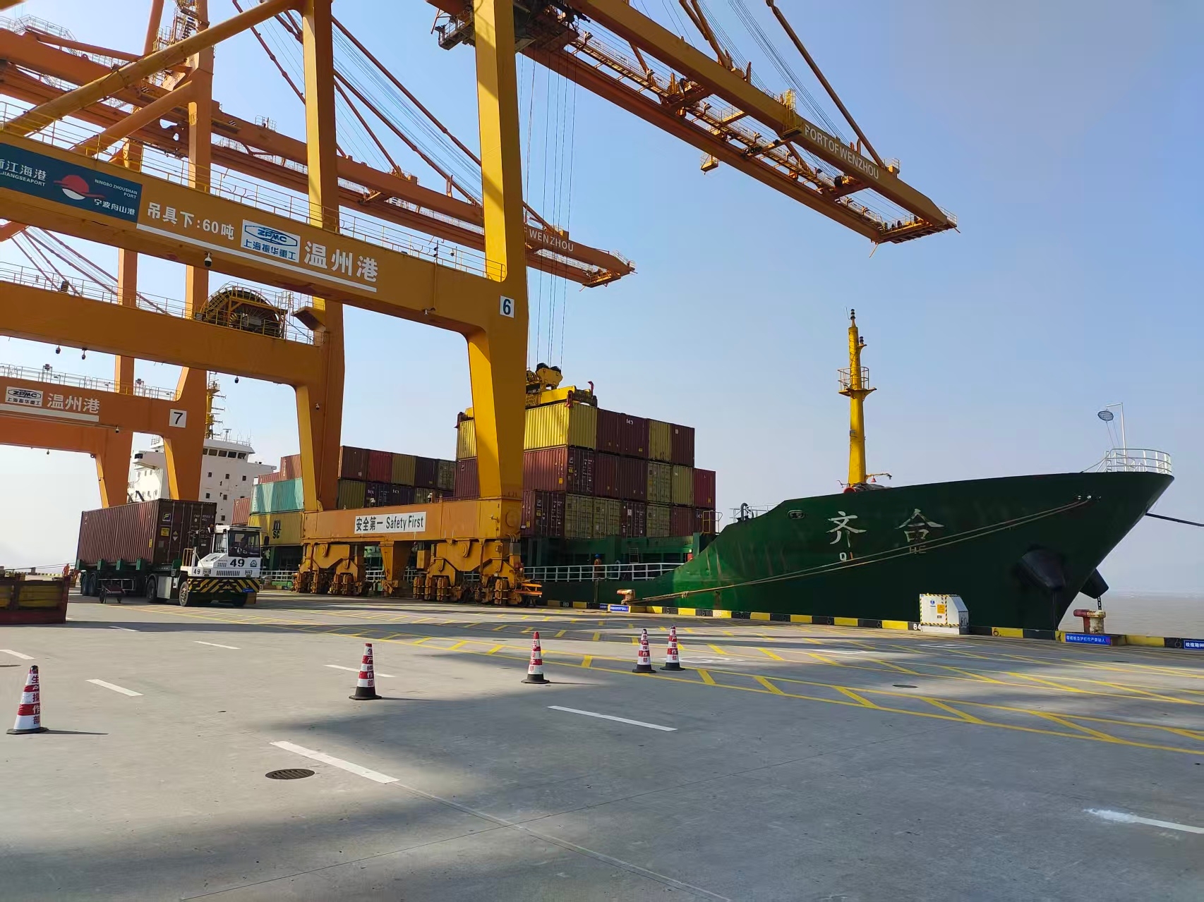 中石化化工物流温州港前置仓项目成功首航