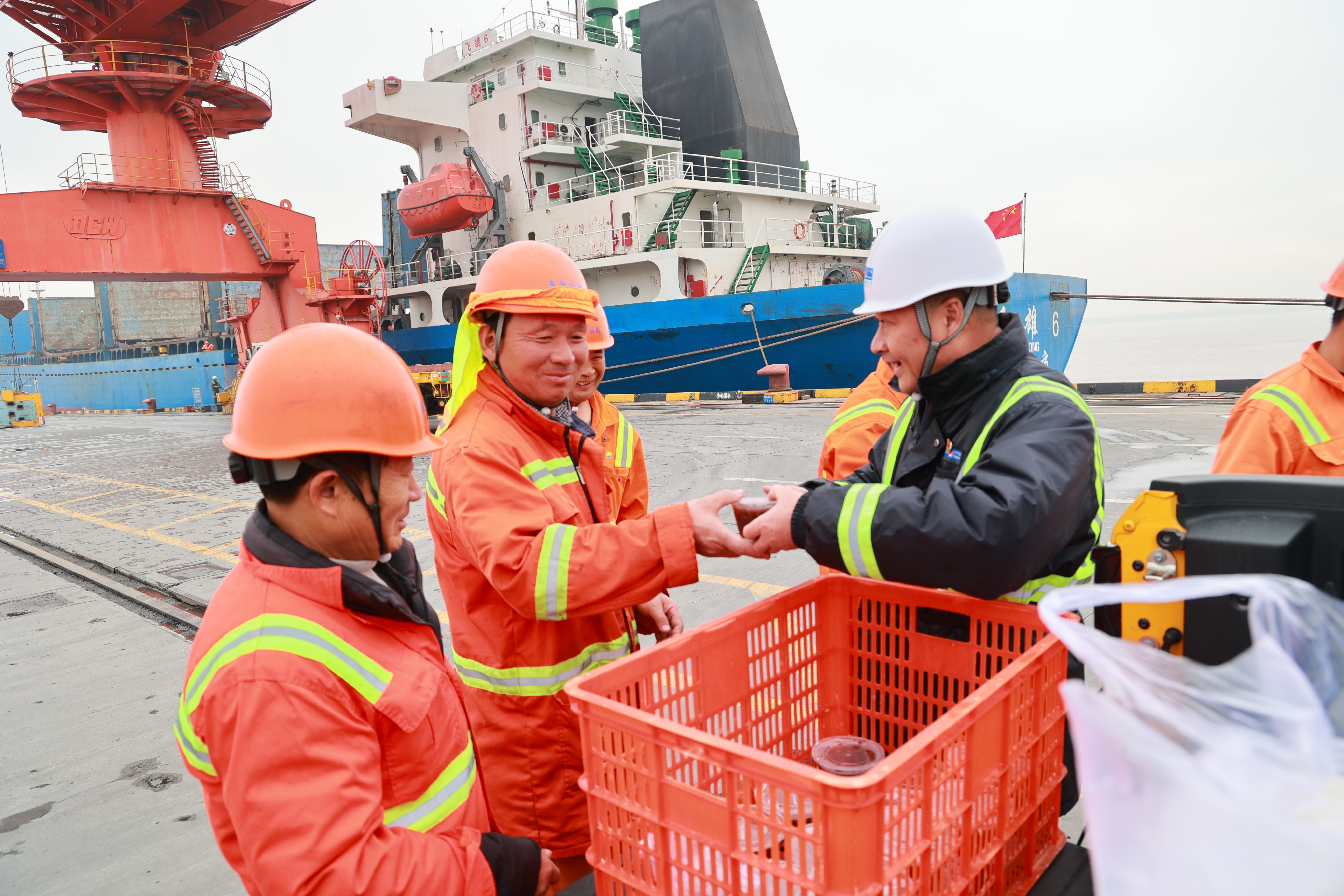 金洋公司开展“浓情腊八，情暖职工”活动